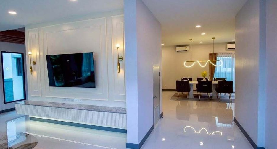Casa en alquiler de 5 habitaciones en Bang Phli, Samut Prakan