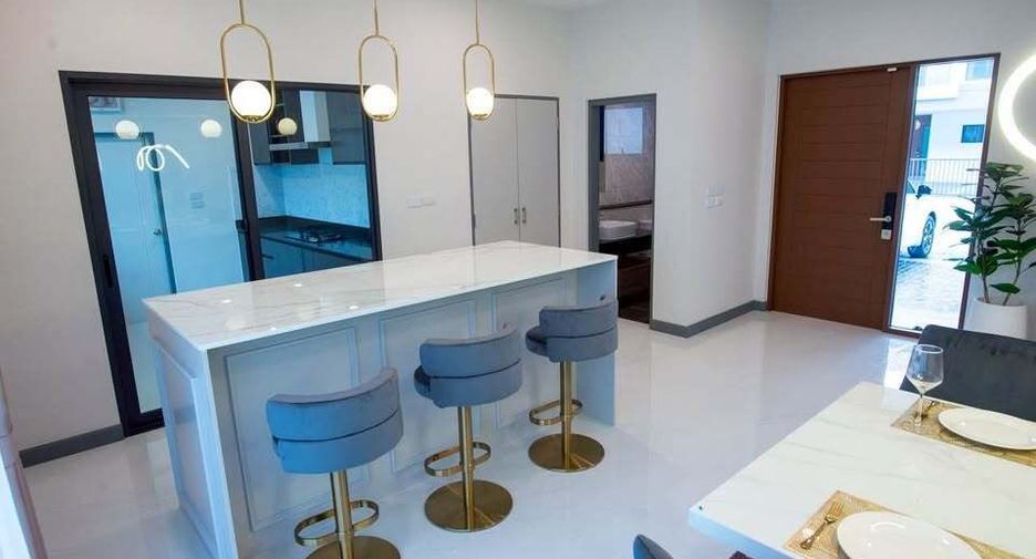 Casa en alquiler de 5 habitaciones en Bang Phli, Samut Prakan