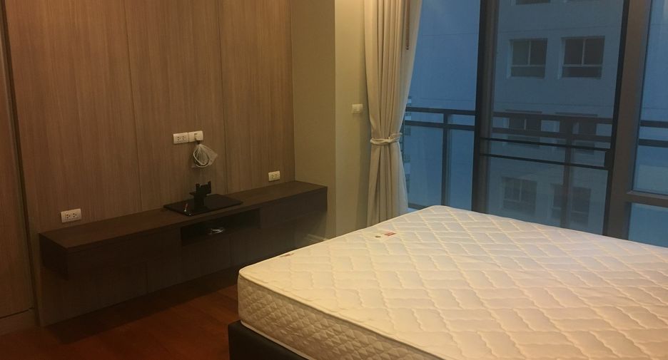 For rent 2 bedrooms condo in Khlong Toei, Bangkok