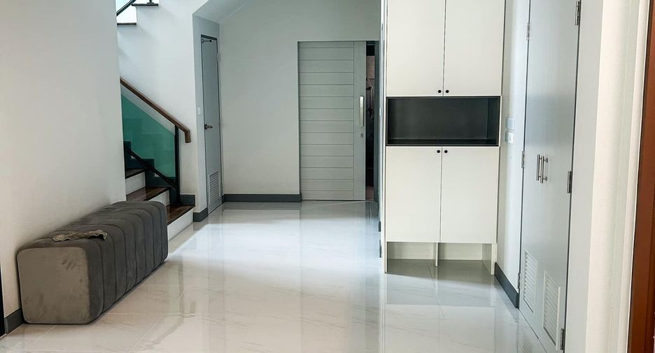 Casa en alquiler de 5 habitaciones en Bang Phli, Samut Prakan