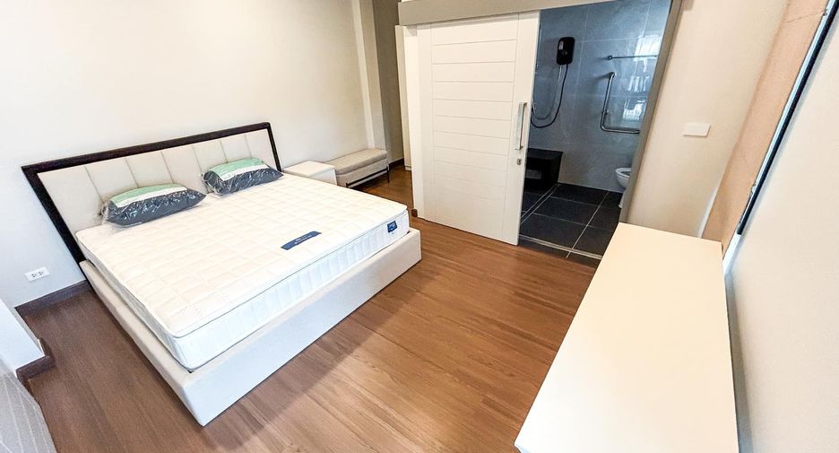 Casa en alquiler de 5 habitaciones en Bang Phli, Samut Prakan