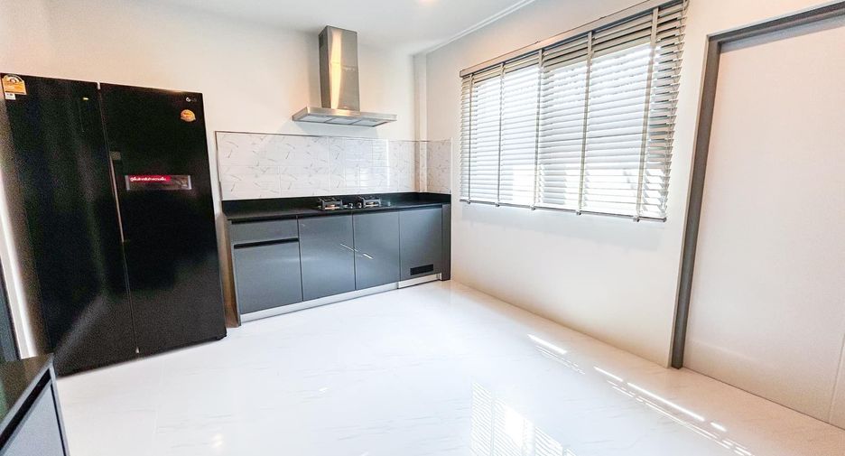 Casa en alquiler de 5 habitaciones en Bang Phli, Samut Prakan