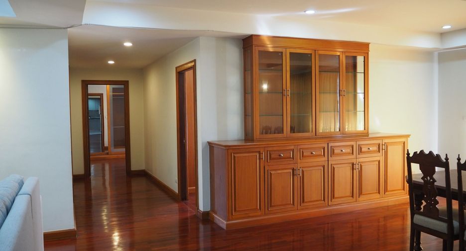 For rent 3 bedrooms condo in Pathum Wan, Bangkok