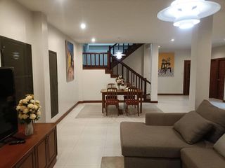 Haus zur Miete mit 4 Zimmer in Watthana, Bangkok