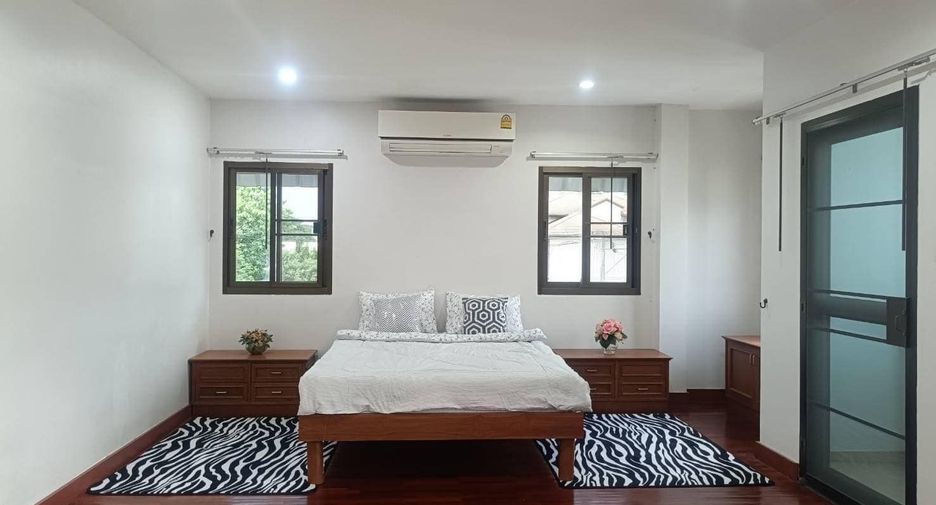 Haus zur Miete mit 4 Zimmer in Watthana, Bangkok