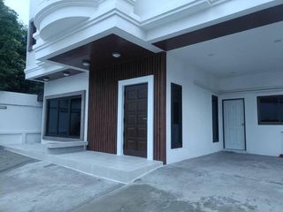Haus zur Miete mit 4 Zimmer in Watthana, Bangkok