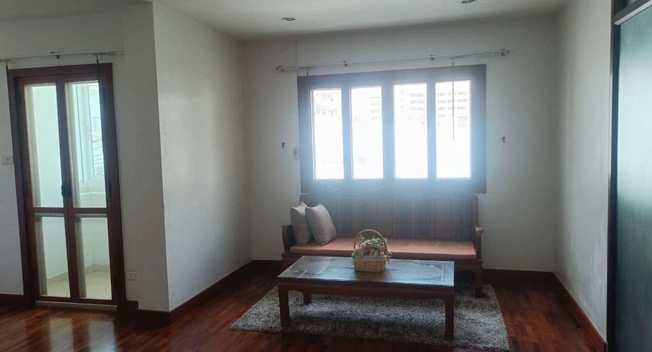 Haus zur Miete mit 4 Zimmer in Watthana, Bangkok