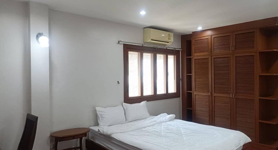 Haus zur Miete mit 4 Zimmer in Watthana, Bangkok