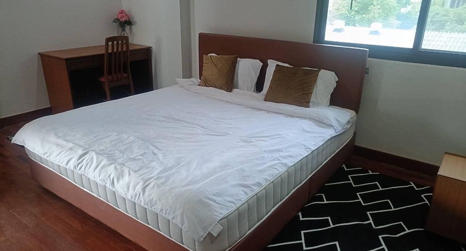 Haus zur Miete mit 4 Zimmer in Watthana, Bangkok