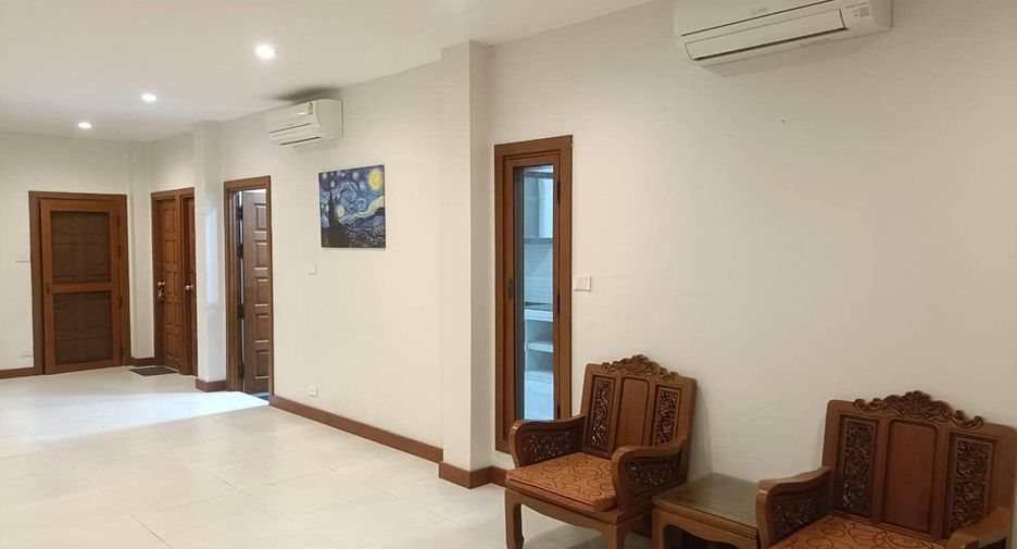 Haus zur Miete mit 4 Zimmer in Watthana, Bangkok