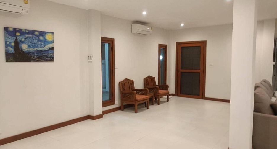 Haus zur Miete mit 4 Zimmer in Watthana, Bangkok