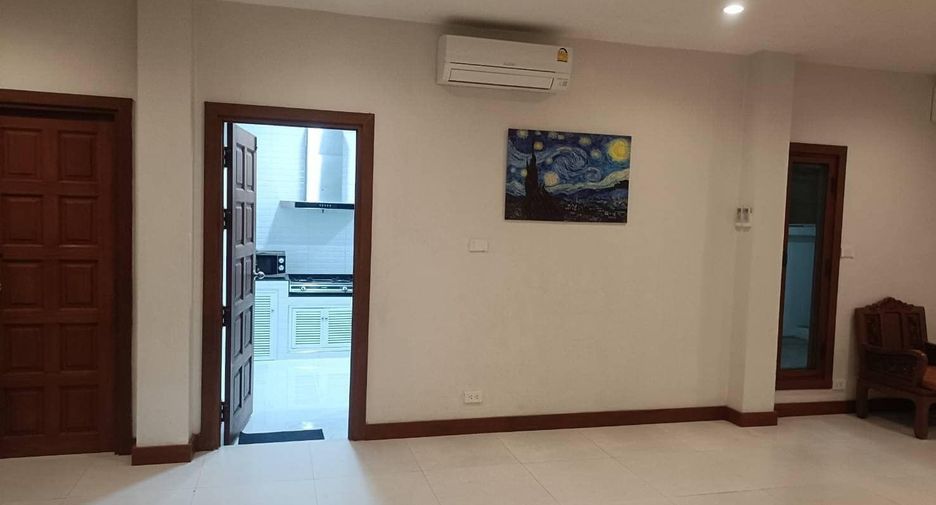 Haus zur Miete mit 4 Zimmer in Watthana, Bangkok