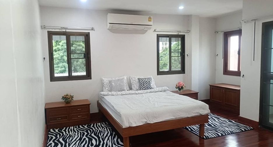 Haus zur Miete mit 4 Zimmer in Watthana, Bangkok