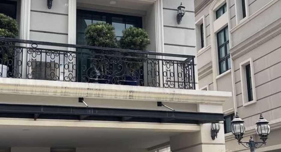 For rent 4 bedrooms house in Yan Nawa, Bangkok
