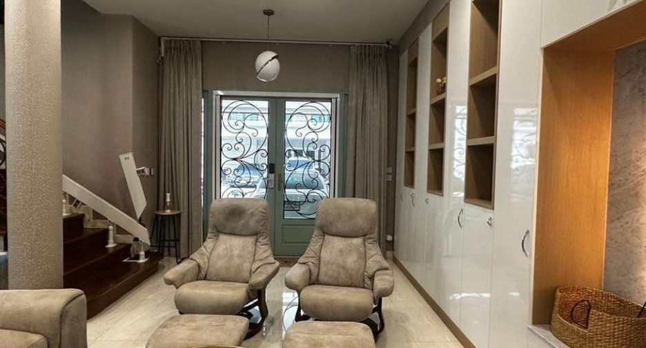 For rent 4 bedrooms house in Yan Nawa, Bangkok