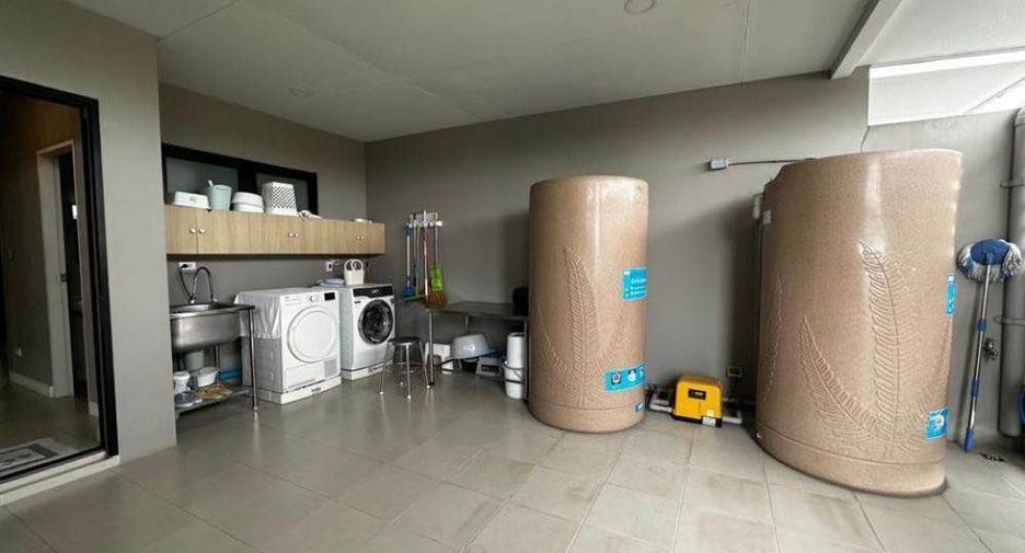 For rent 4 bedrooms house in Yan Nawa, Bangkok