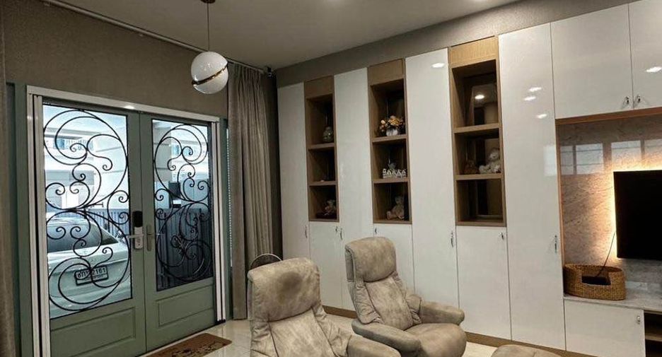 For rent 4 bedrooms house in Yan Nawa, Bangkok