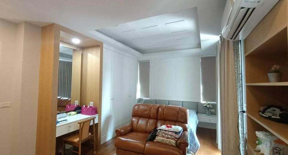 For rent 4 bedrooms house in Yan Nawa, Bangkok
