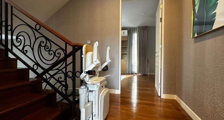 For rent 4 bedrooms house in Yan Nawa, Bangkok