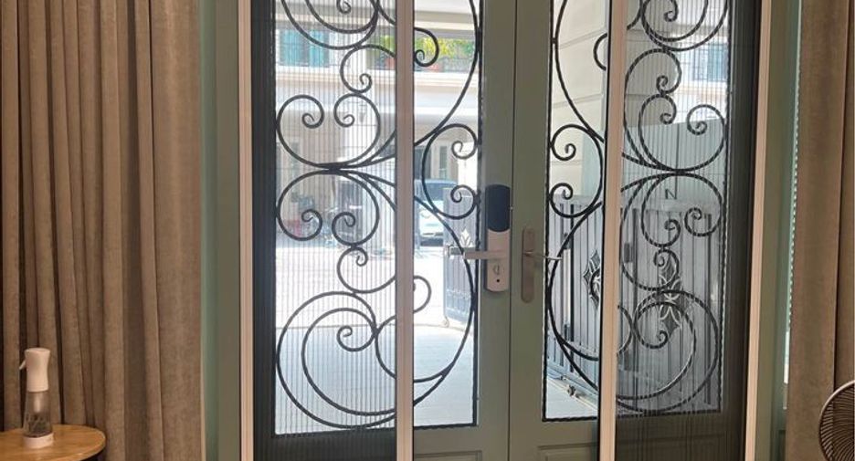For rent 4 bedrooms house in Yan Nawa, Bangkok