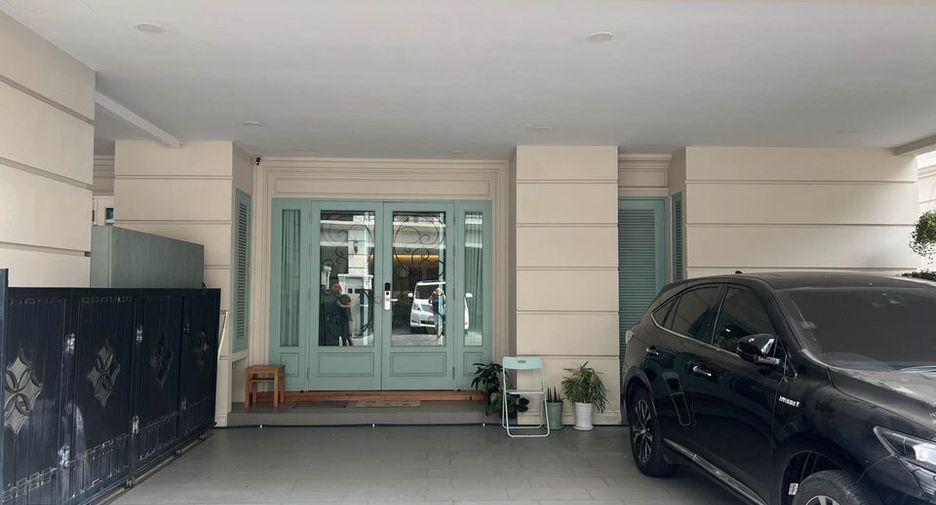 For rent 4 bedrooms house in Yan Nawa, Bangkok