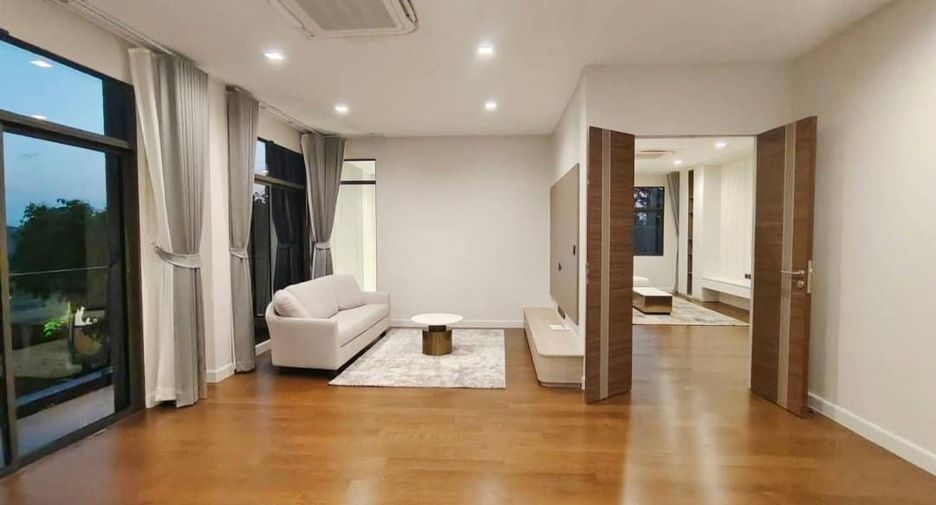 For sale そして for rent 4 ベッドルーム house in Phra Khanong, Bangkok