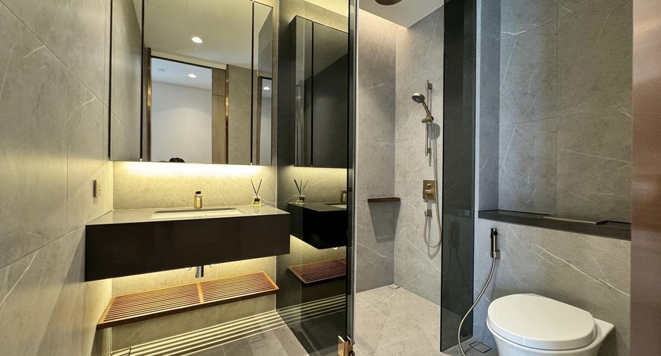 For rent 2 bedrooms condo in Khlong Toei, Bangkok