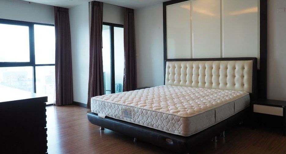 For rent 3 bedrooms condo in Sathon, Bangkok