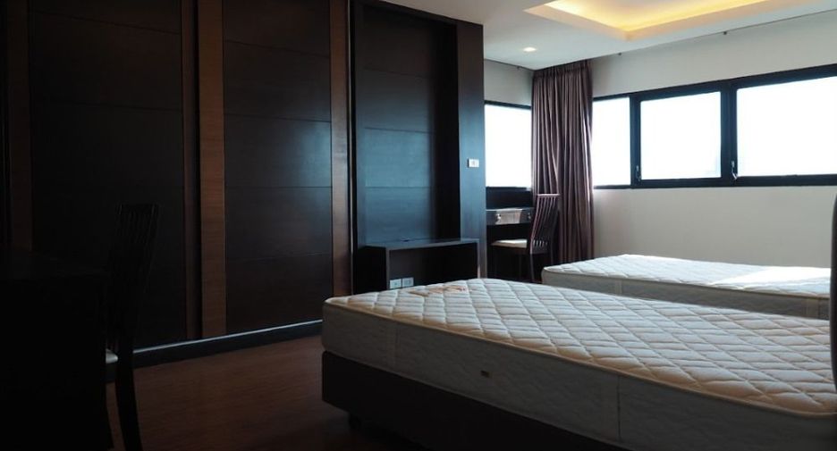 For rent 3 bedrooms condo in Sathon, Bangkok