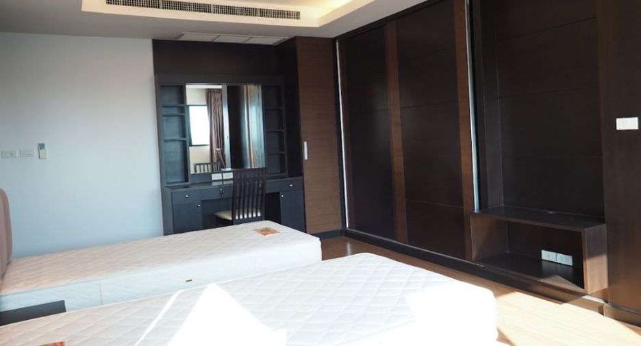 For rent 3 bedrooms condo in Sathon, Bangkok