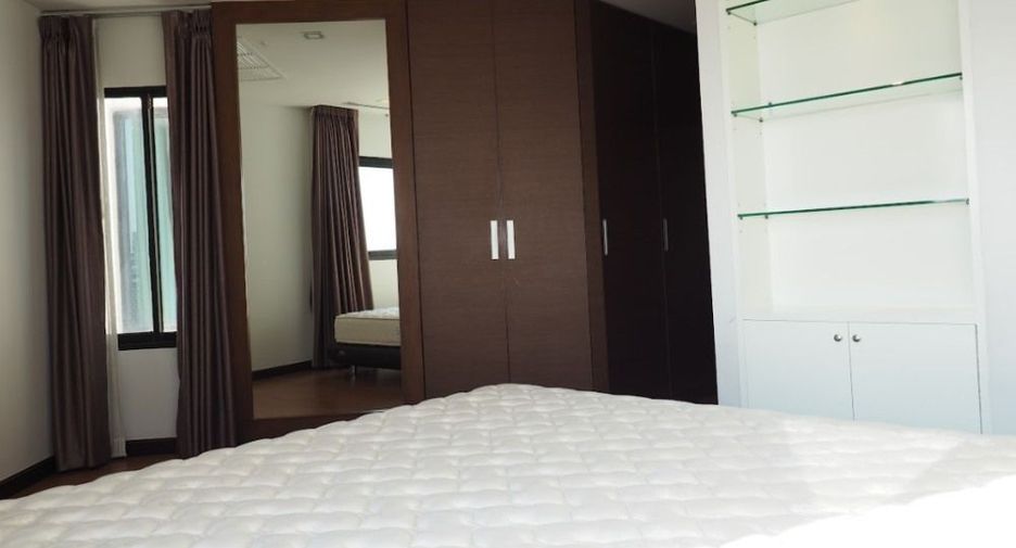 For rent 3 bedrooms condo in Sathon, Bangkok