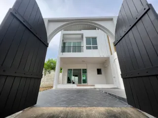 For sale 3 bedrooms townhouse in Khlong Sam Wa, Bangkok
