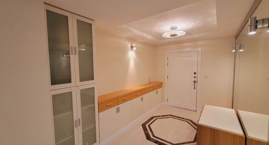For rent 2 bedrooms apartment in Watthana, Bangkok