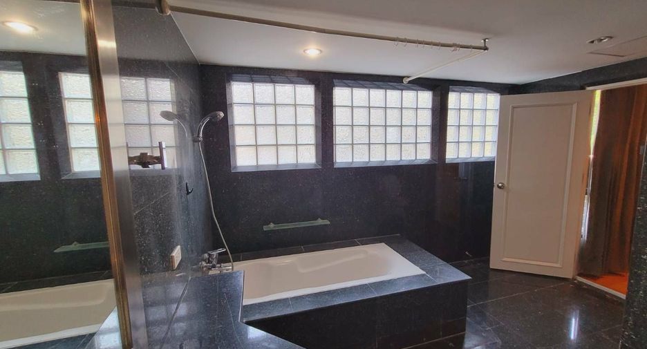 For rent 2 bedrooms apartment in Watthana, Bangkok