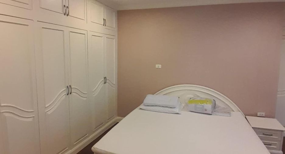 For rent 3 bedrooms condo in Watthana, Bangkok