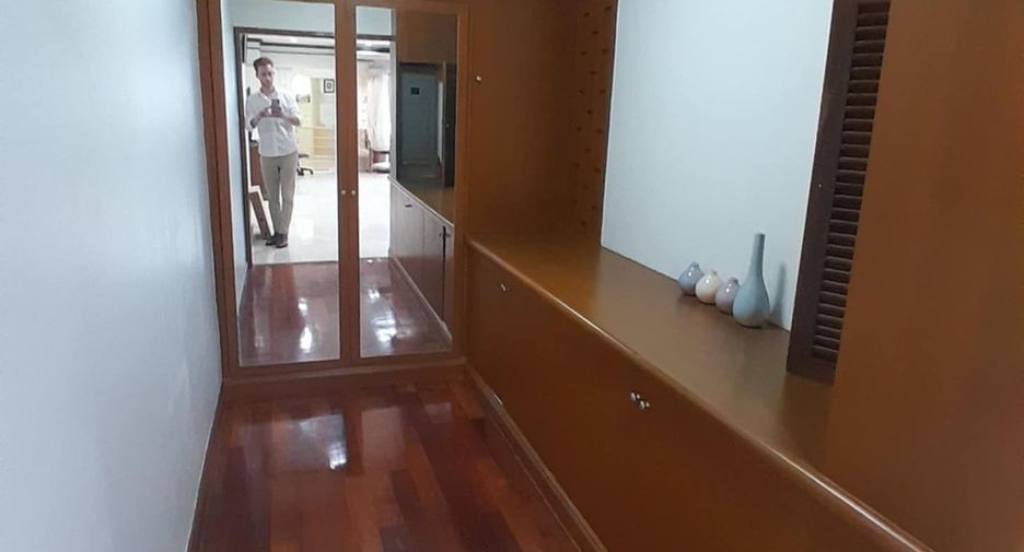 For rent 3 bedrooms condo in Watthana, Bangkok