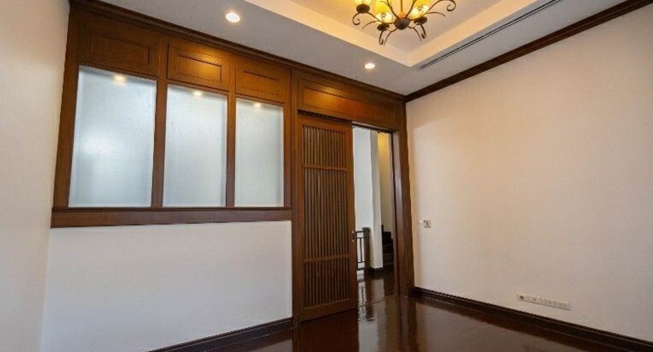 For rent 4 bedrooms house in Yan Nawa, Bangkok