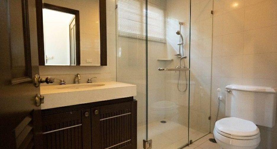 For rent 4 bedrooms house in Yan Nawa, Bangkok