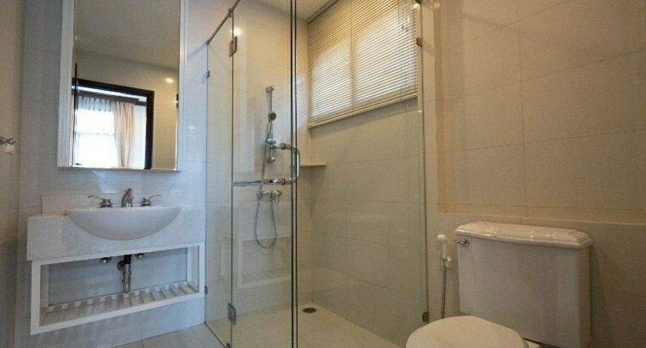 For rent 4 bedrooms house in Yan Nawa, Bangkok