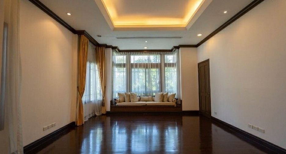 For rent 4 bedrooms house in Yan Nawa, Bangkok