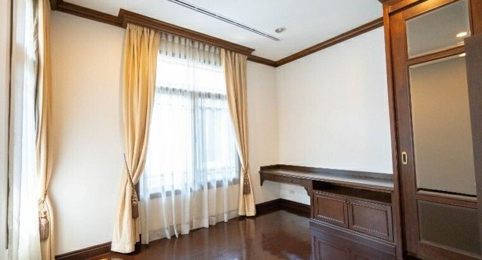For rent 4 bedrooms house in Yan Nawa, Bangkok