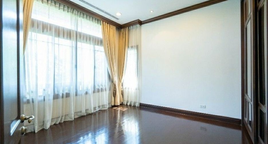 For rent 4 bedrooms house in Yan Nawa, Bangkok