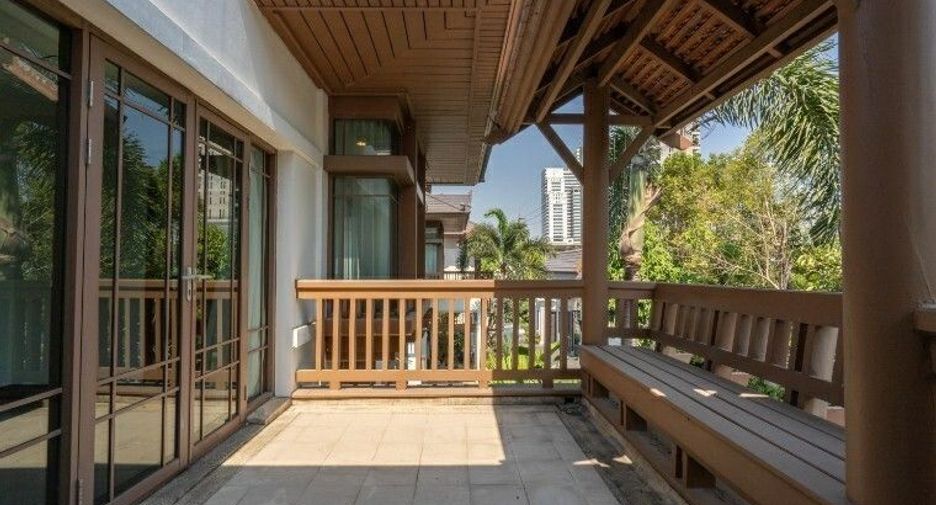 For rent 4 bedrooms house in Yan Nawa, Bangkok