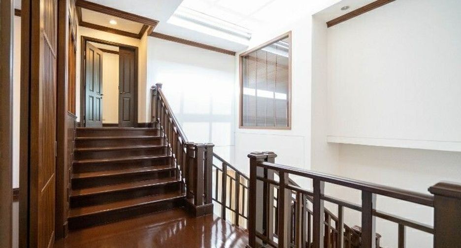 For rent 4 bedrooms house in Yan Nawa, Bangkok