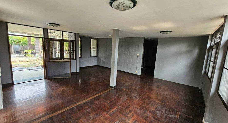For rent 5 bedrooms house in Chatuchak, Bangkok