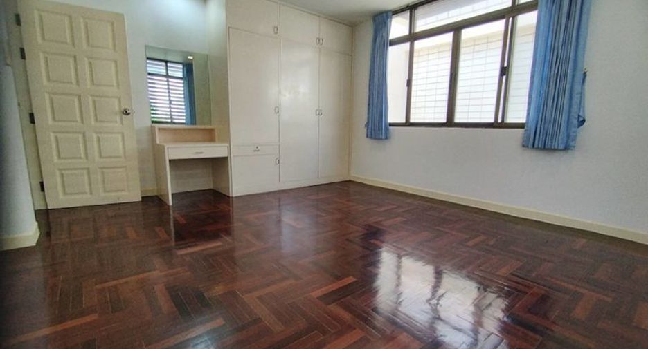 For rent 4 bedrooms house in Watthana, Bangkok