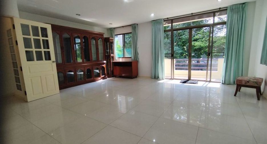 For rent 4 bedrooms house in Watthana, Bangkok