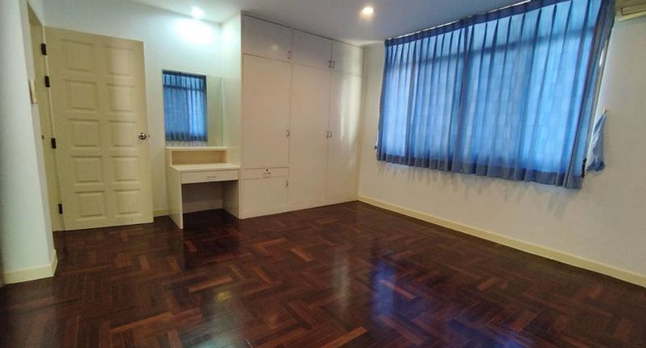 For rent 4 bedrooms house in Watthana, Bangkok
