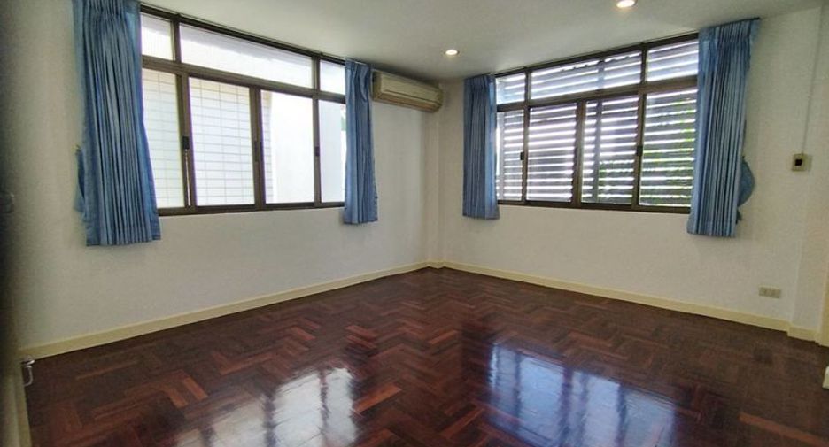 For rent 4 bedrooms house in Watthana, Bangkok