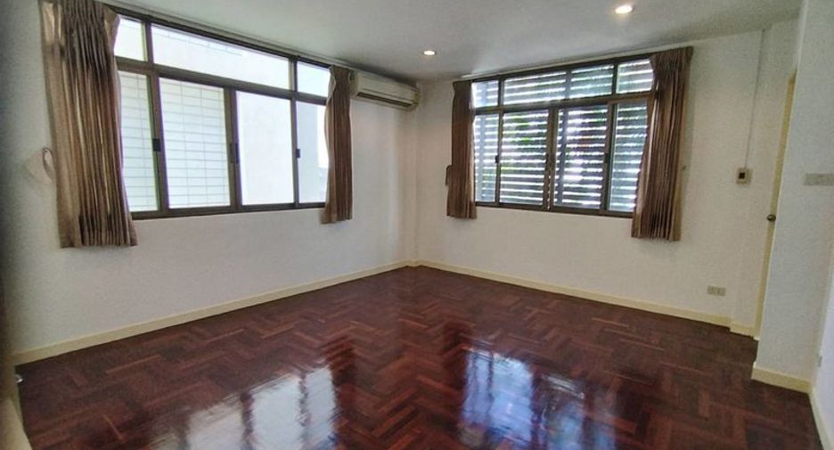 For rent 4 bedrooms house in Watthana, Bangkok